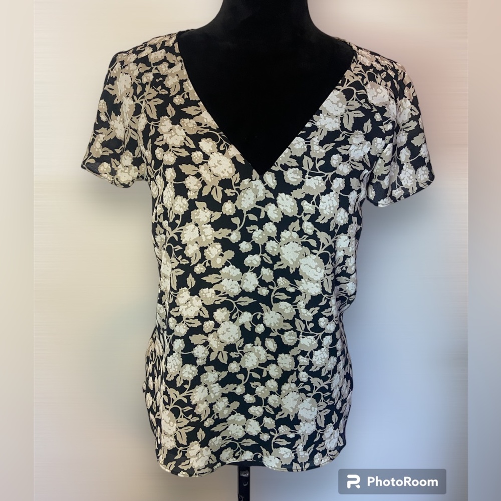 H&M Floral Black White VNeck Ruffle Sleeve Blouse Size XS